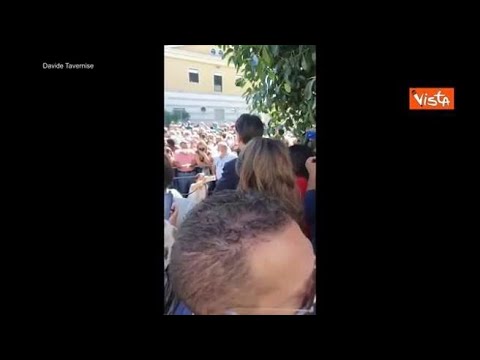 Una fan di Conte al comizio in Calabria: «Vorrei essere al posto della tua fidanzata»