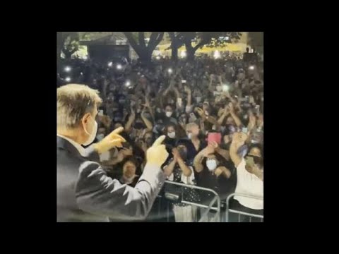 Bagno di folla al comizio di Conte, la polemica dei musicisti