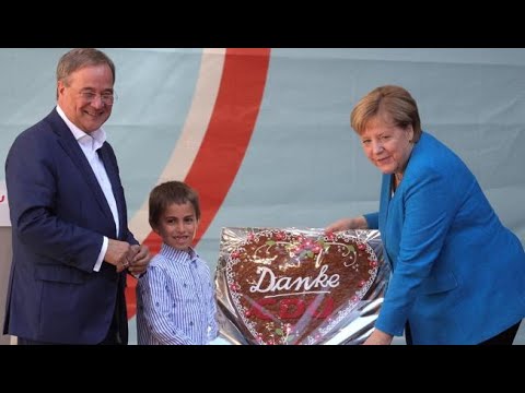 L’ultimo comizio di Merkel, per lei in regalo un cuore gigante di pan di zenzero
