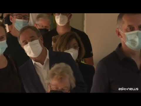 Elezioni tedesche, candidato Laschet vota ma piega male la scheda