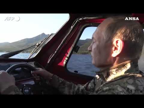 Russia, le vacanze di Putin: pesca e trekking in Siberia