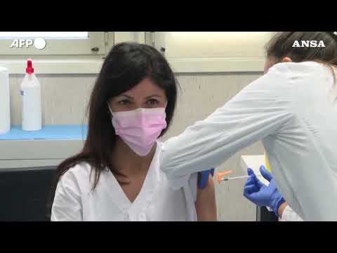 Covid, sanitari contagiati in calo ma piu’ lentamente del resto della popolazione