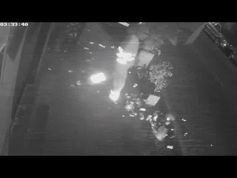 Napoli, gli operatori ecologici filmati mentre spargono rifiuti in strada: la denuncia social