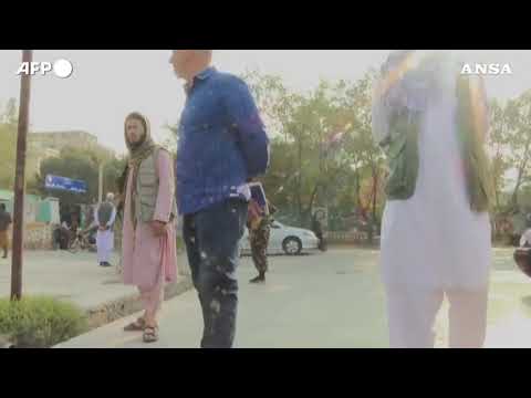 Donne di Kabul in piazza per la scuola, i talebani sparano