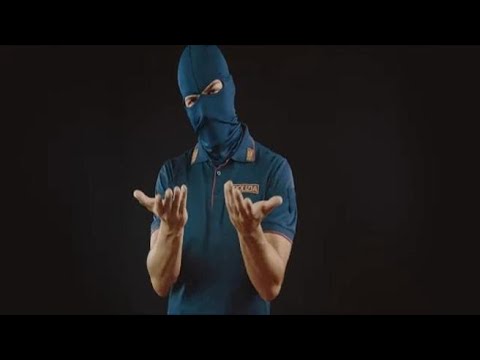 Il brano rap dello sbirro incappucciato