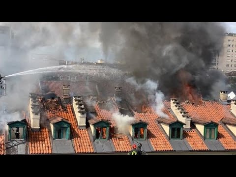 Incendio Torino, il tetto del palazzo in fiamme visto dalle riprese dall’alto
