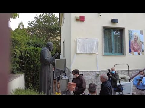 San Giovanni Rotondo, deposta accanto a Padre Pio l’urna di Raffaella Carrà