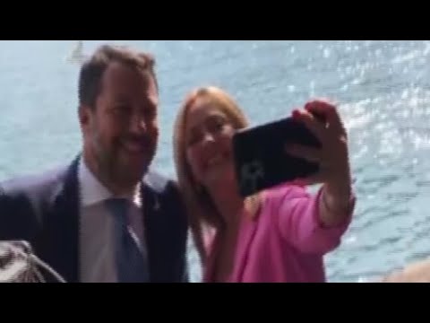 Cernobbio, selfie con siparietto per Meloni e Salvini: «Prove tecniche di governo»