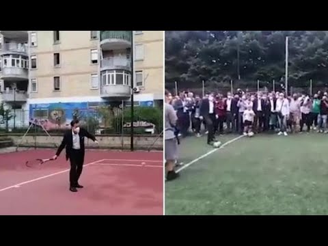 Conte gioca a tennis e a calcio a Scampia