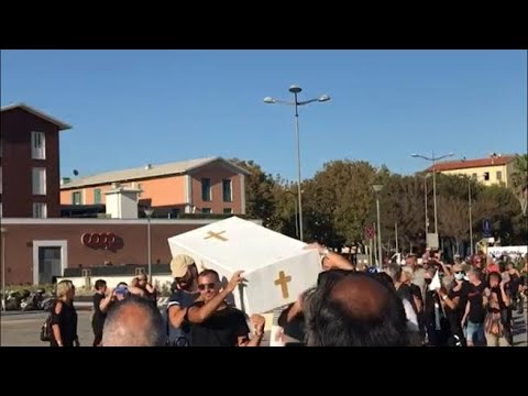 No vax a Livorno, il corteo-funerale contro il green pass e il ministro Speranza: «È morta la…