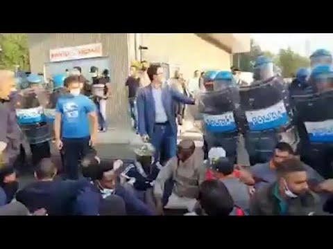 Sit-in dei lavoratori a Pozzuolo Martesana, interviene la polizia che cerca di spostarli di…