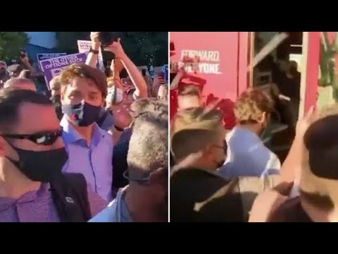 Canada, manifestanti no-vax prendono a sassi il premier Trudeau