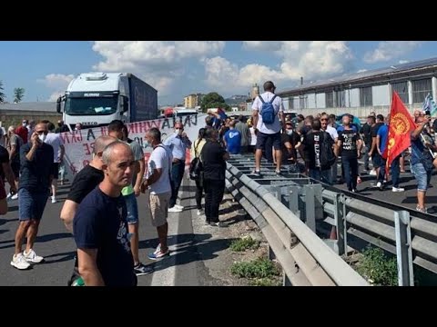 Napoli, protesta operai Whirlpool: bloccata l’autostrada