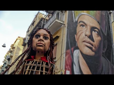 Napoli accoglie la piccola Amal: rappresenta una bambina siriana