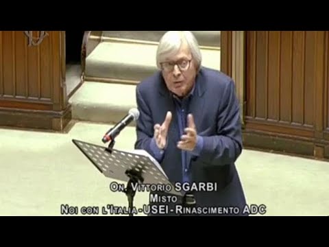 Sgarbi contro Draghi: «Sei un provinciale italiano contro la democrazia»