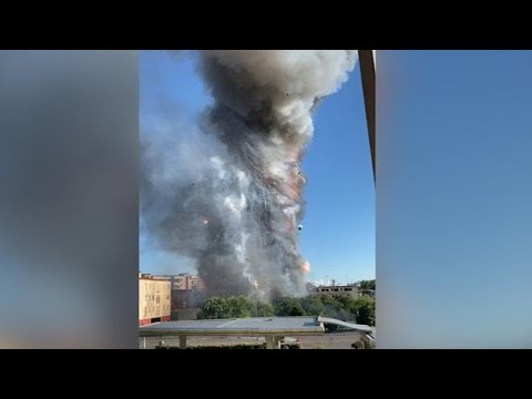 Incendio a Milano, in pochi minuti il grattacielo diventa una torcia di fiamme