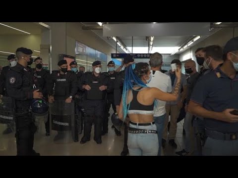 No green pass, i manifestanti respinti a Milano: “Vogliamo passare”