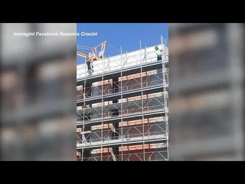 Senza stipendio da 3 mesi, a Pistoia gli operai occupano il cantiere: «Stanotte dormiamo qui»