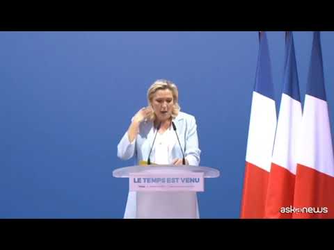 Marine Le Pen si candida all’Eliseo al grido di “libertà”