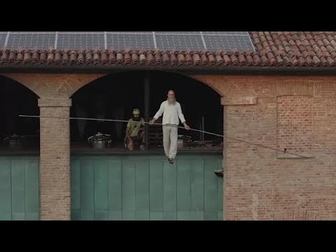 Il funambolo Andrea Loreni sospeso tra le vigne delle Langhe