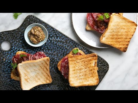 Toast con salame, confettura di cipolle rosse e senape