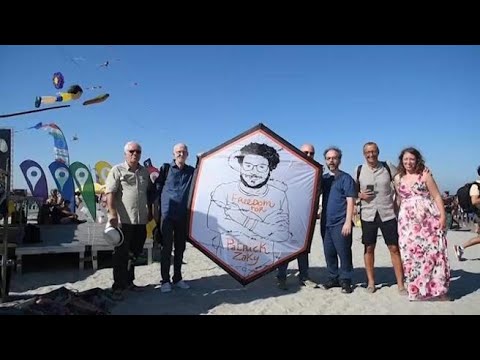 Patrick Zaki, centinaia di aquiloni nel cielo di Cervia: «L’Italia gli dia la cittadinanza, deve…