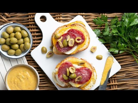 Il panino al salame con mousse di peperoni, provola affumicata e olive