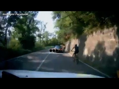 L’auto sperona volontariamente il ciclista: il video del folle gesto
