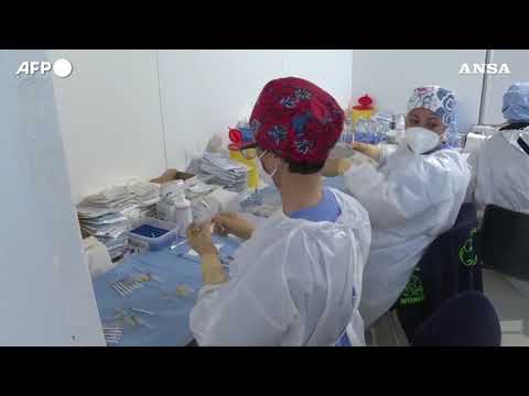 Vaccino, terza dose a 28 giorni per 10 categorie di pazienti