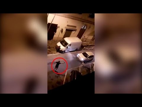 Pestaggi e spari in centro a Livorno: danni alle vetrine e alle auto in sosta