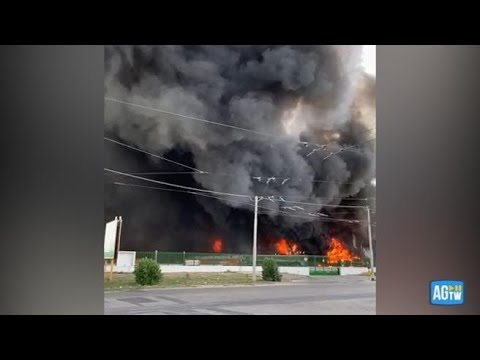 Brucia un’azienda nel Casertano: grande colonna di fumo avvistata fino a Napoli, l’invito del…