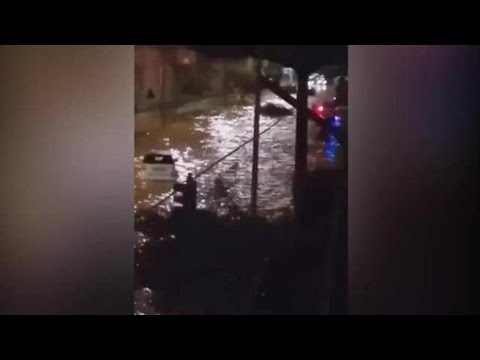Maltempo a Palermo, a Mondello le auto galleggiano nelle strade invase dall’acqua