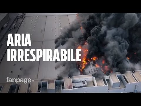 Incendio nel sito di stoccaggio di plastica ad Airola (Benevento): “Non riusciamo a respirare”