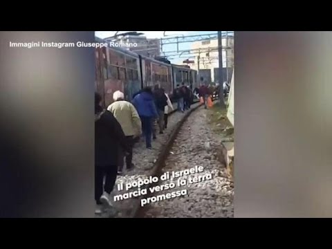 Vesuviana in tilt, passeggeri a piedi sui binari