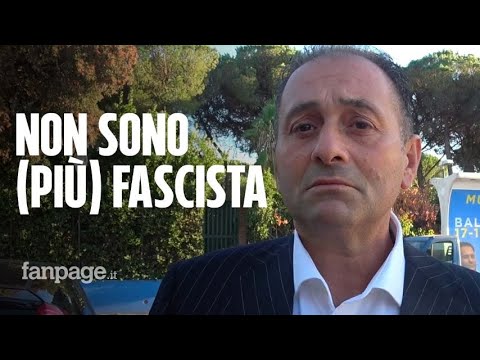 Il candidato di Meloni tra libri sul Duce e saluti romani: “L’antifascismo è abusato”
