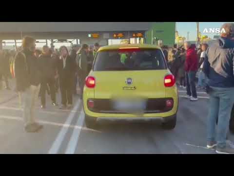 Trieste,  contro il green pass oltre 5 mila lavoratori protestano al porto