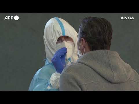 Tamponi +57% in un mese, le farmacia convincono gli incerti sul vaccino