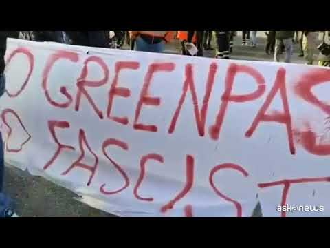 A Genova la protesta dei portuali contro il green pass