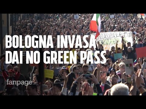 Bologna, 8mila al corteo contro il Green Pass: “È il giorno più infame nella nostra storia”