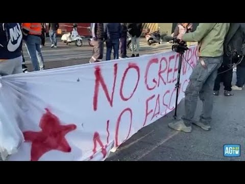 Genova, manifestanti contro il Green-pass in presidio al porto