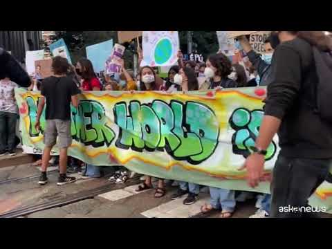 Fridays for Future, a Milano al via il corteo con Greta Thunberg