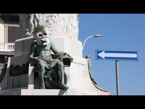 Napoli, alcune statue si sono «risvegliate» con dei teschi di cartapesta in testa