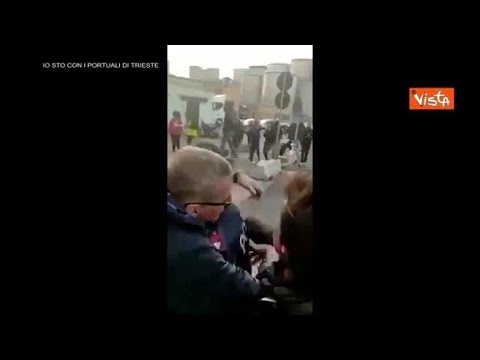 No green pass, due poliziotti portano la focaccia ai manifestanti al porto di Genova