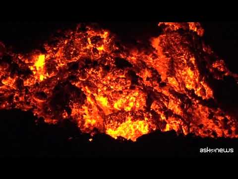 Eruzione vulcano alle Canarie, nuova colata di lava verso il mare