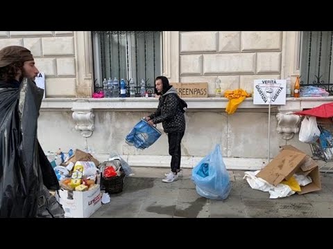 Trieste, i No green pass liberano piazza Unità