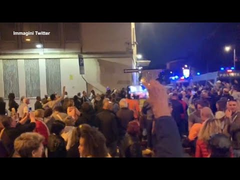 Lancio di bottiglie e insulti, corteo no Green pass blocca dentro i dipendenti della Rai di…