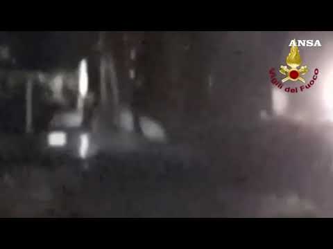 Maltempo in Sicilia, auto travolte dal fango a Scordia: si cercano dispersi