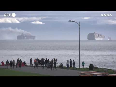 Nave cargo in fiamme davanti alle coste del Canada