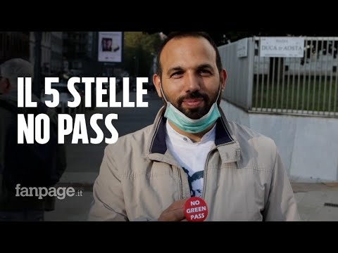 Lombardia, consigliere 5 Stelle no green pass porta l’ufficio in strada: “Avete Qr code in fronte”