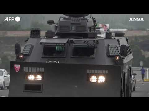 Ecuador, scontri con la polizia alla protesta contro il governo per i rincari dei carburanti